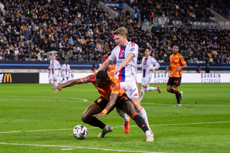 Lyon gặp khó khi tiếp đón Paris